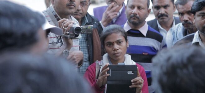 La democracia sale cara sin mujeres en los medios: la solución está en el periodismo de base