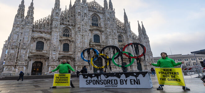 Greenpeace Italia en Milan denuncia el patrocinio de los combustibles fósiles en los Juegos de Invierno.