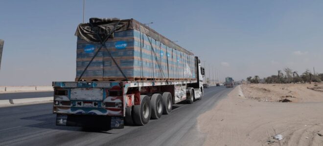 ¿Qué hay dentro del convoy de ayuda humanitaria en el paso fronterizo de Gaza?